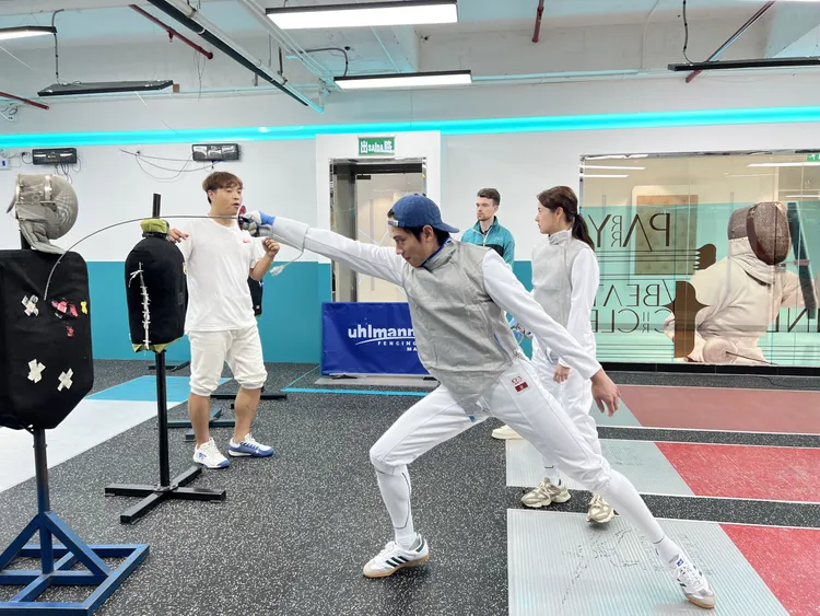 范少勳在澳門體驗擊劍。《演員們的旅行》節目組及《青春期影視》提供