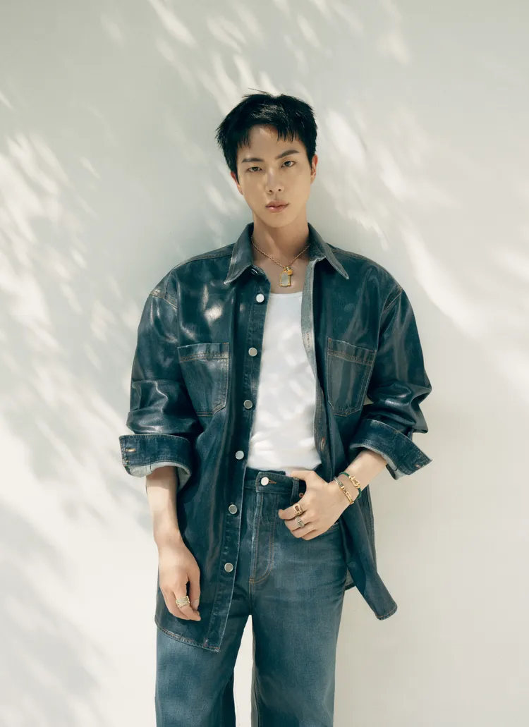 JIN以丹寧造型搭上鋼戒、手鍊，相當休閒帥氣。品牌提供