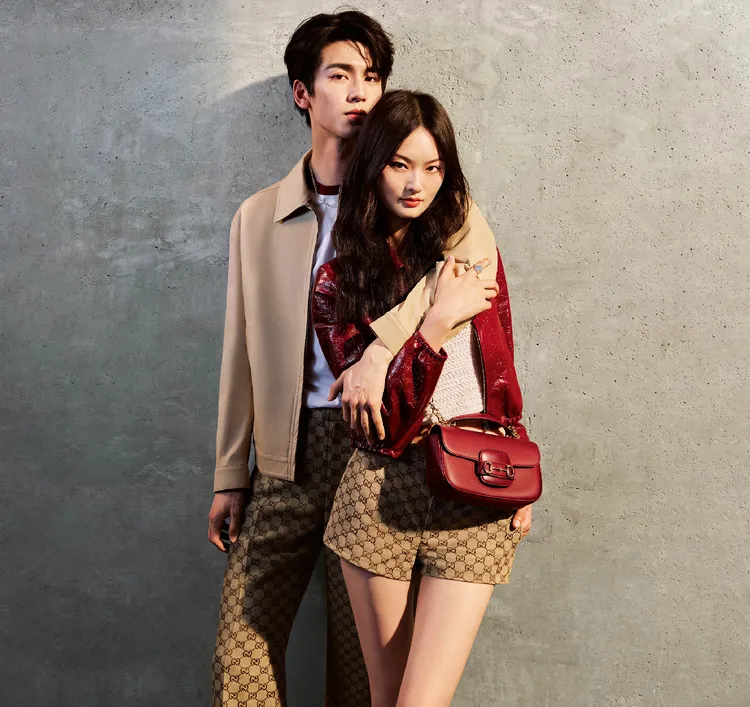 張凌赫（左）與超模賀聰拍攝GUCCI七夕形象廣告，Horsebit馬銜鍊Rosso Ancora紅色包款，10萬6400元。品牌提供 