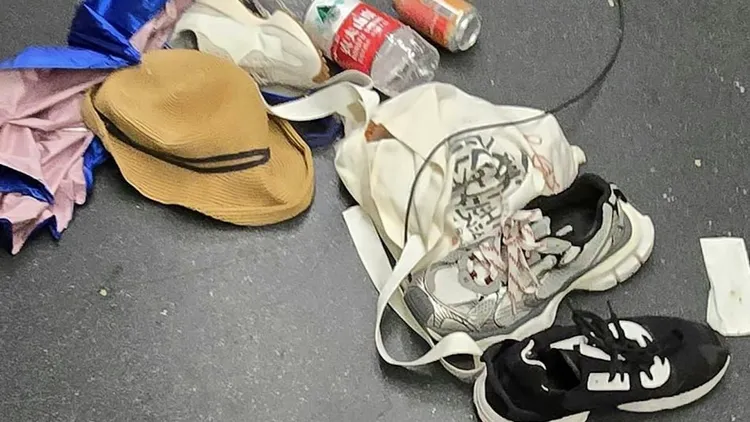 數十人衝向車尾後，可以看到地板上充滿著乘客用品，塑膠瓶、布鞋、手提包等。翻攝自香港01