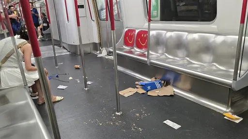 港鐵變「屍速列車」！？數十乘客衝車尾逃難雜物遍地　目擊者：非常恐怖