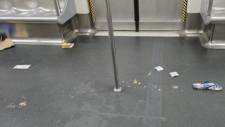 在車廂內部手把附近可以看到跑動完的痕跡和疑似車票的紙張，甚至還有人落下一隻拖鞋。翻攝自香港01