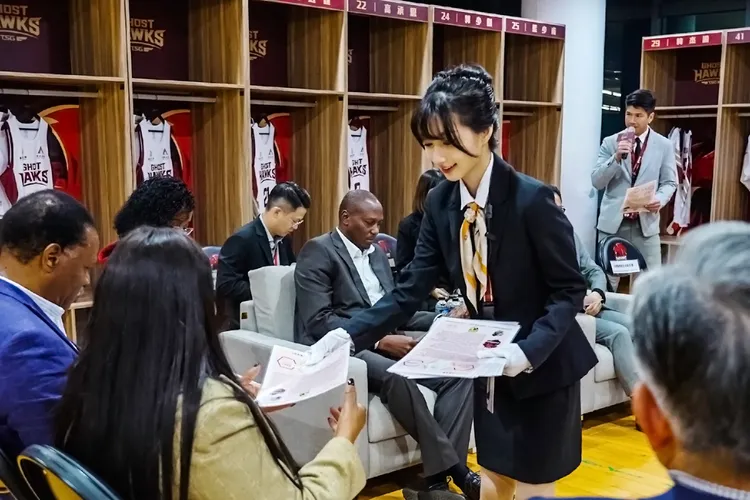 一粒多益分數高達960分，擔任接待外交使節。熱血江湖：歸來提供