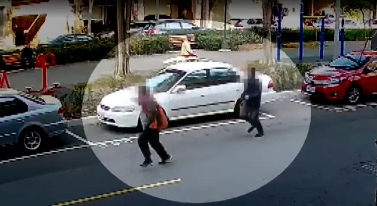 黃男持刀刺殺沈翁，還一路在後追趕，「就是要讓他死」。翻攝照片