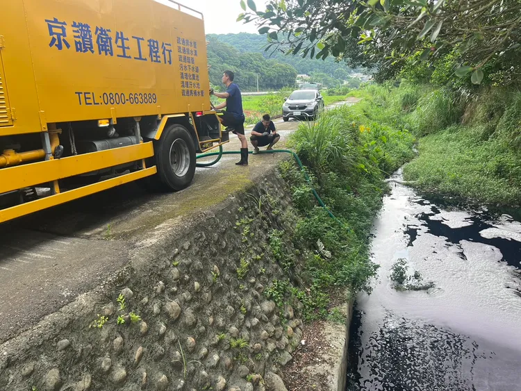 調派水車緊急抽水。環保局提供