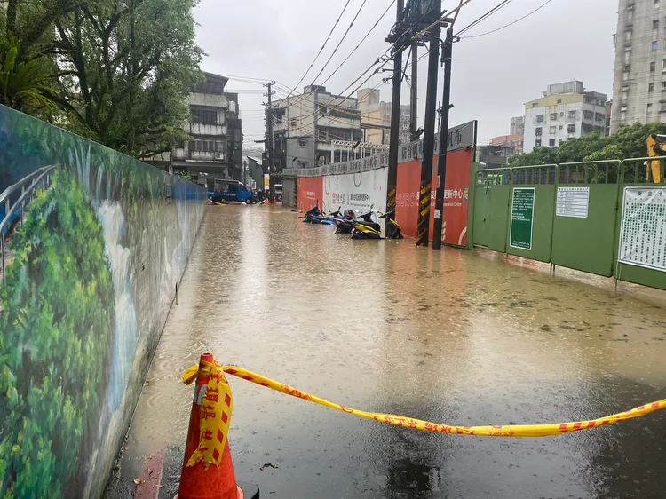 凱米颱風造成各地淹水，不少汽機車泡水須維修或報廢等處理。翻攝畫面