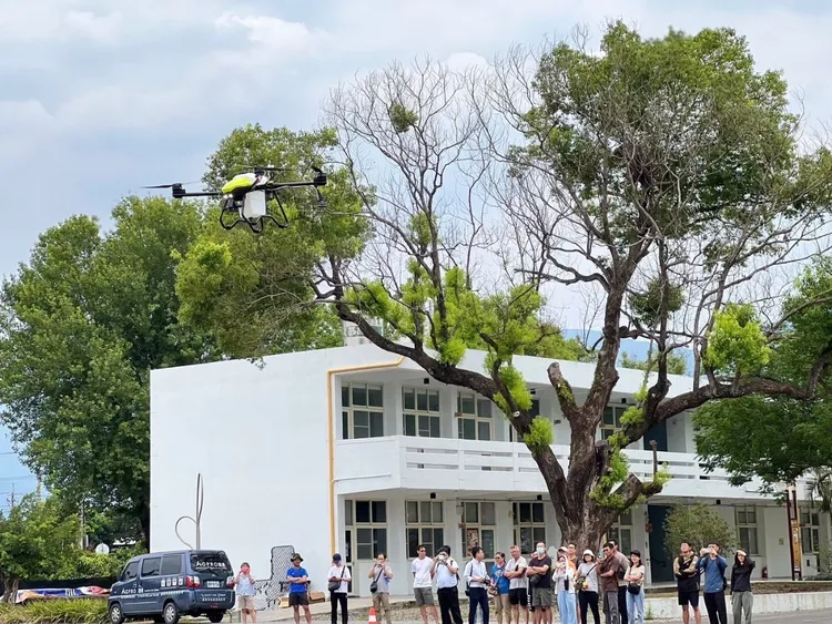 屏東縣政府於7月27日起至8月24日推出無人機系列親子體驗夏令營。縣府提供