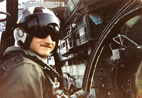 凱利曾在美國航空母建起降375次。翻攝Mark Kelly.gov