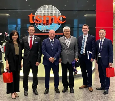 美國亞利桑那州參議員凱利（左三）訪問台灣指定拜訪台積電，並與總裁魏哲家（右三）會面。翻攝Mark Kelly.gov
