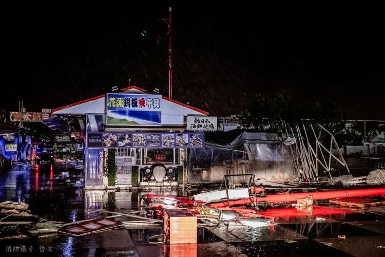 東大門夜市多個攤位生財器具被強風吹到東倒西歪。蔡哲文提供