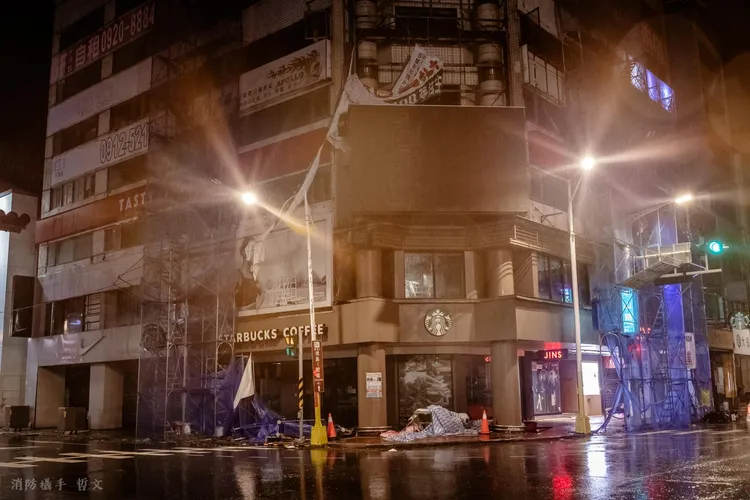 花蓮市中心到處是倒塌招牌像是被強風轟炸過。蔡哲文提供