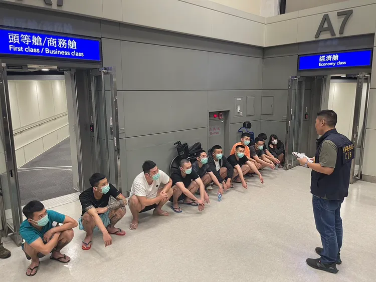 11名通緝犯押解抵台。警方提供