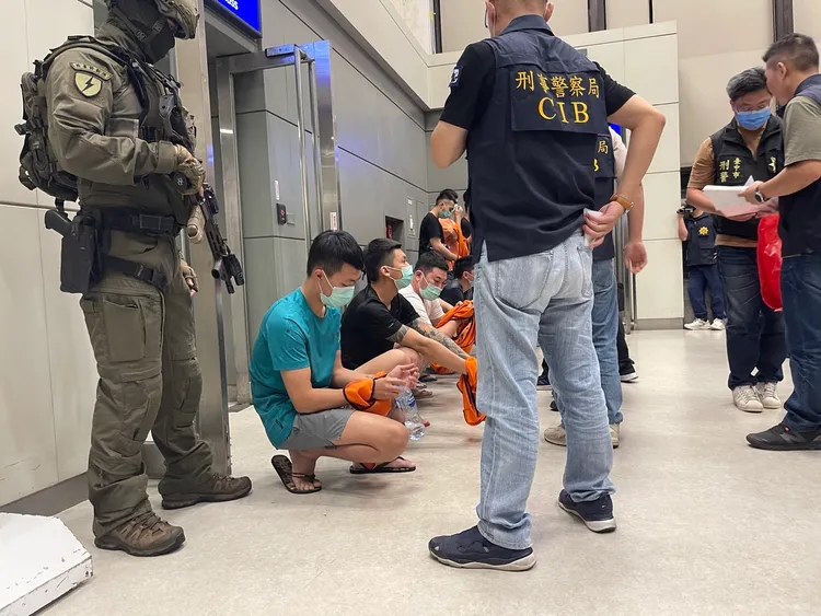 11名通緝犯押解抵台。警方提供