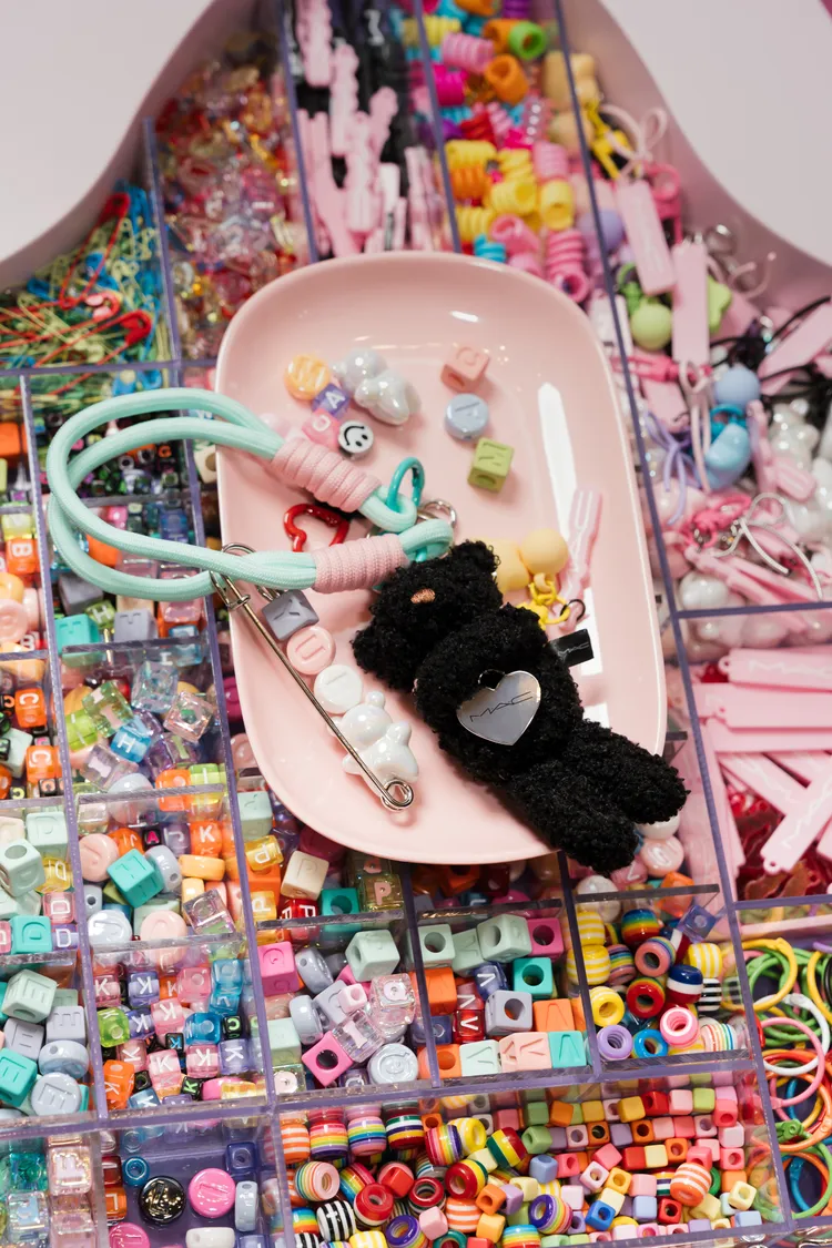 活動期間消費滿3000元可體驗韓系DIY吊飾串珠，打造專屬的抱抱熊Q寶吊飾。品牌提供