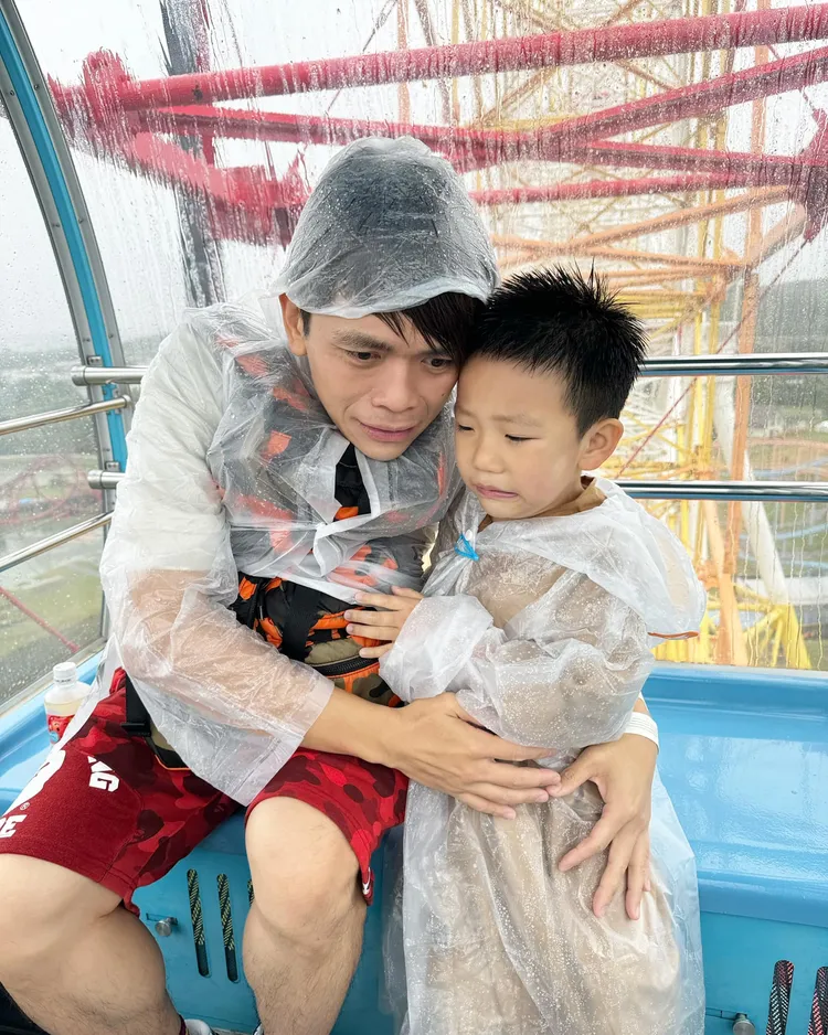 蔡阿嘎與小兒子蔡波能在摩天輪上驚恐地緊抱著。翻攝蔡阿嘎臉書