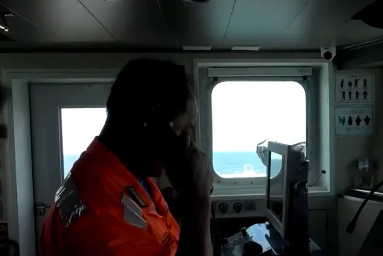 海巡人員廣播中。海巡署提供