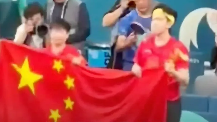 賽後王楚欽與孫穎莎正拿著國旗接受拍攝時，一名攝影師踩斷球拍，此時已能看到教練正在檢查球拍。翻攝自抖抖體育