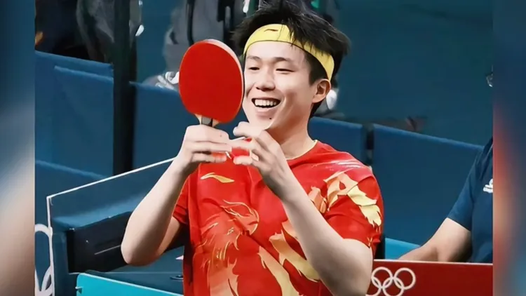 在球拍未斷裂前，王楚欽開心的與他的奪冠球拍相望。翻攝自抖抖體育