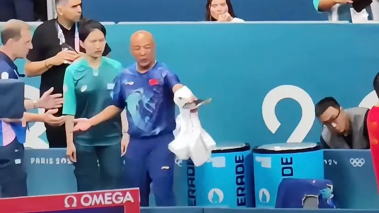 教練舉起球拍說明球拍壞掉的部分。翻攝自抖抖體育