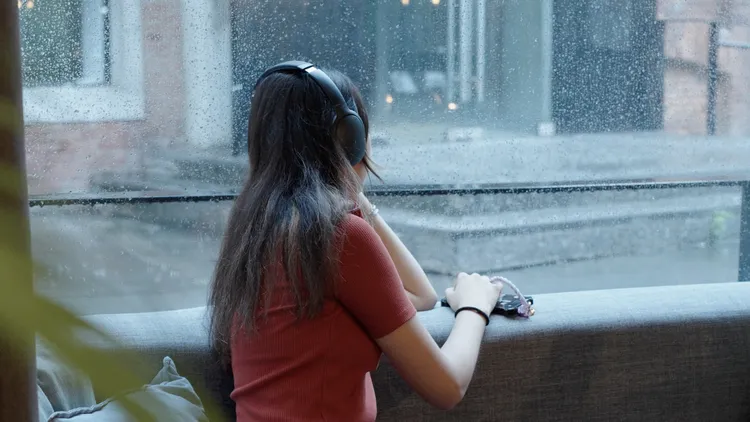 社群比較可能導致兒少產生焦慮等負面情緒。示意圖。兒福聯盟提供