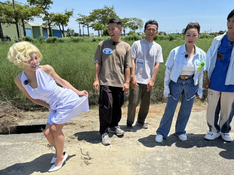 巫苡萱（左）一口吃下「天然催情劑」，竟變身性感女神瑪麗蓮夢露。民視提供