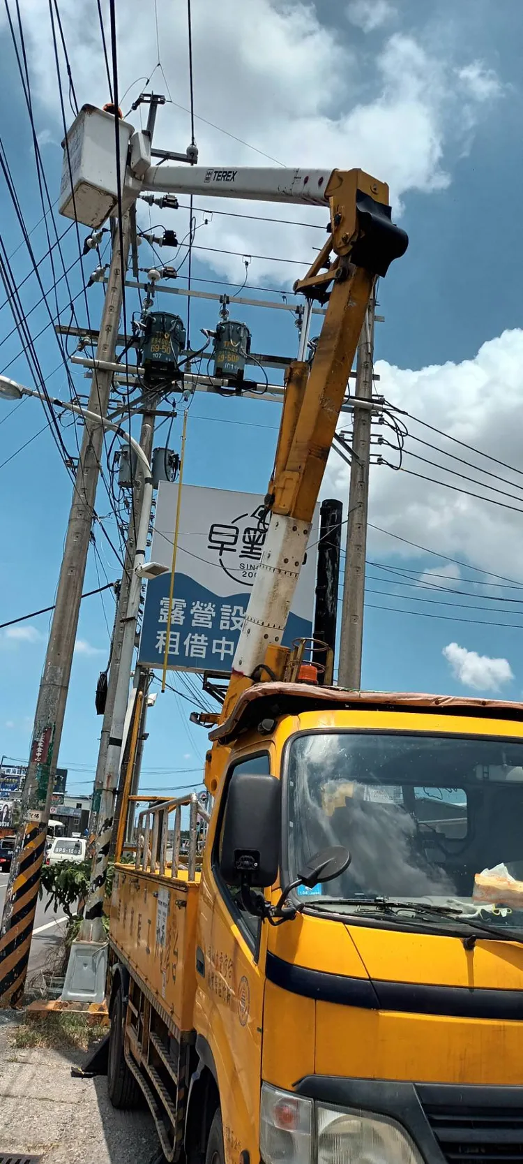 台電表示今天（7/3）上午富林路三段交流幹59號電桿因鳥類碰觸，造成高壓線跳線斷線，影響20多戶停電。台電提供