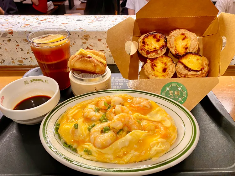 可吃到滑蛋蝦仁飯等港式茶餐點 。莊偉祺攝