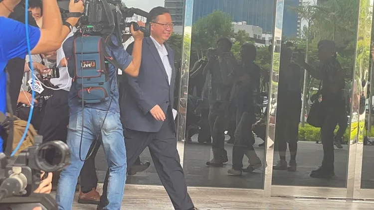 鄭文燦昨天下午交保離開桃園地院。資料照片