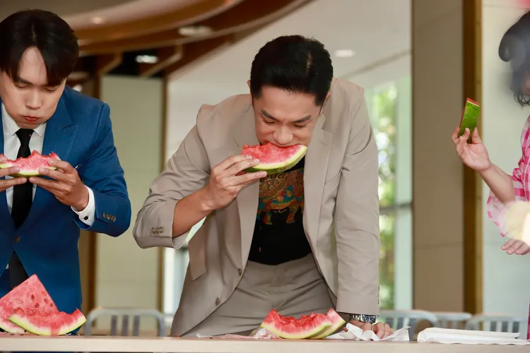 楊皓崴是第一屆榮耀盃吃西瓜的冠軍得主。民視提供