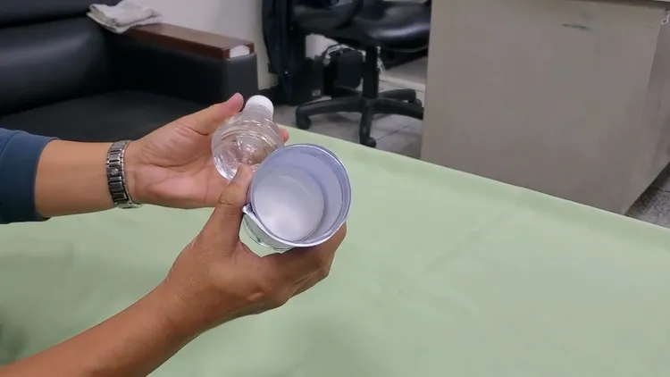 嫌犯將毒品藏在特製的礦泉水瓶中空段。民眾提供