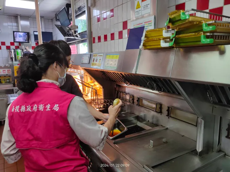 勁辣雞腿堡被吃出標籤紙，南投縣衛生局前往麥當勞南投南崗站稽查。南投縣政府提供