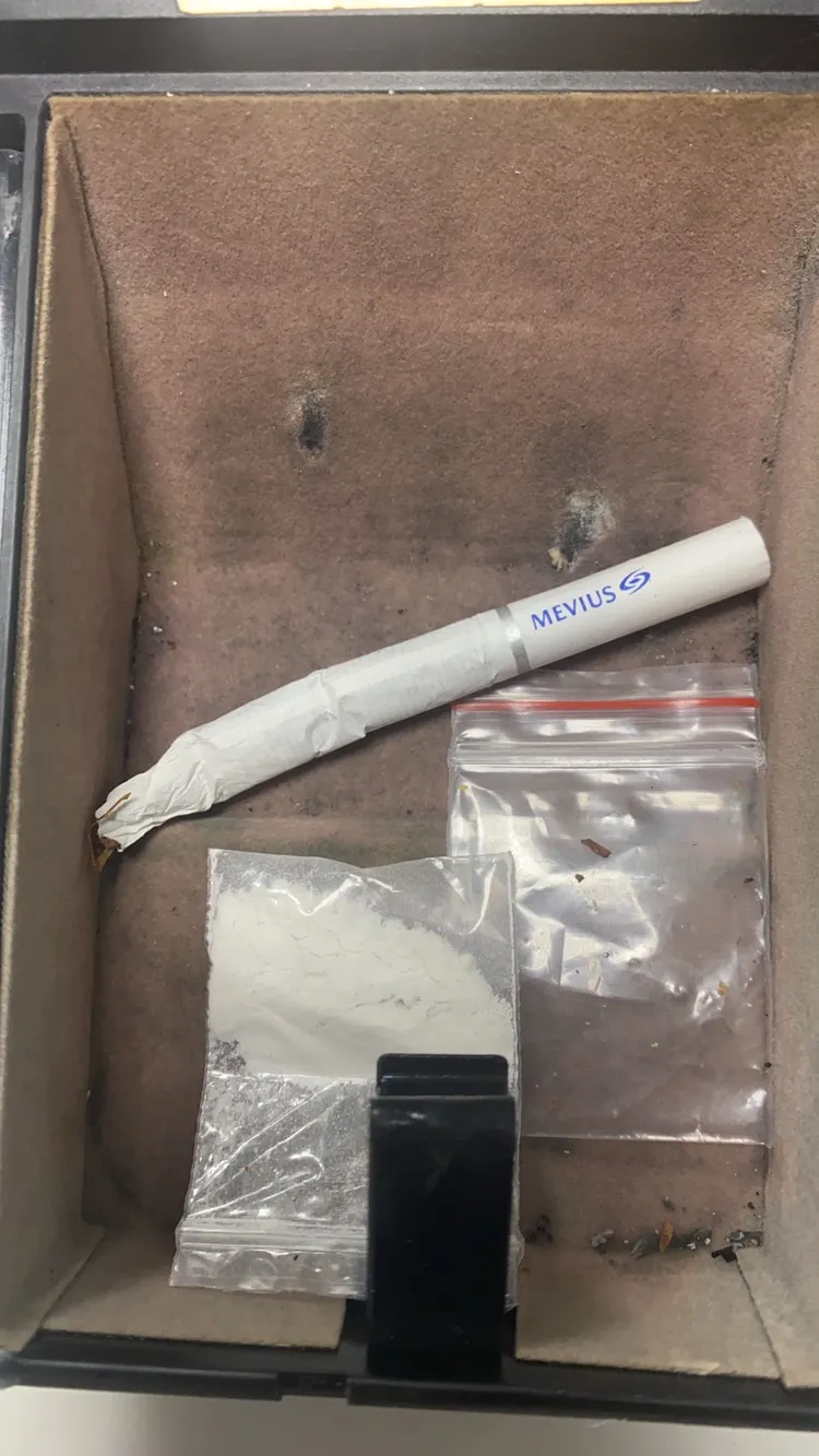 車上搜出海洛因、K菸等毒品。翻攝畫面