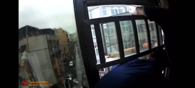 警員到場協助關窗。桃園警分局提供