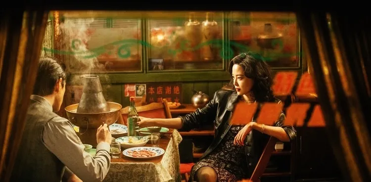 胡歌（左）與辛芷蕾逐漸從敵人變成生意上合作夥伴。澤東電影、MyVideo提供