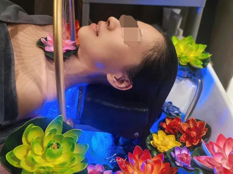 當時躺著不知道是放蓮花。翻攝爆廢1公社