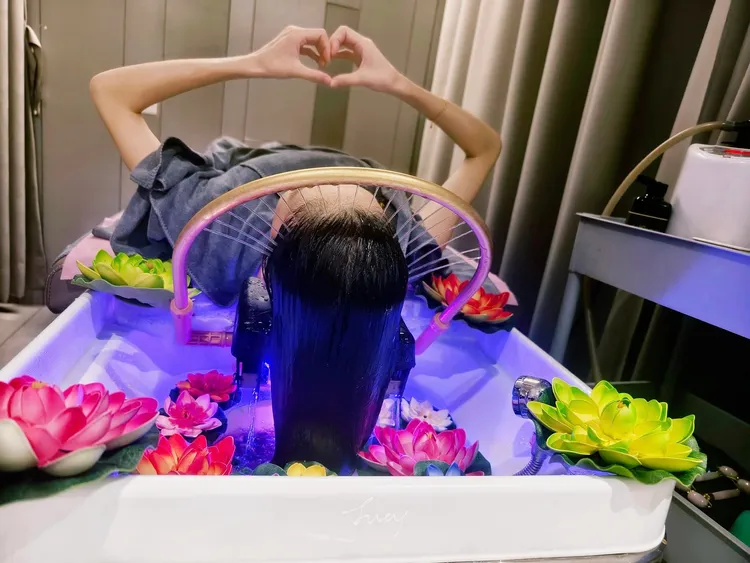 網友分享越式洗髮初體驗。翻攝爆廢1公社