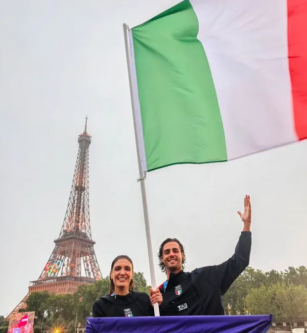 譚貝里（右）榮任掌旗手，在巴黎塞納河，以巴黎鐵塔為背景與愛妻合照，能有比這個更浪漫的嗎？翻攝Instagram/Gianmarco Tamberi