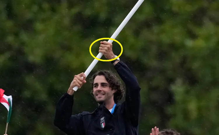 當時譚貝里手上的婚戒（黃圈）還在。美聯社