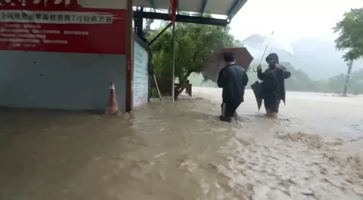 台南柳營靶場瞬間湧入大水，水退後滿目瘡痍。民眾提供
