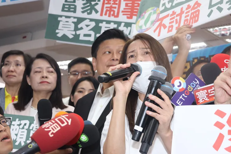 內政委員會召委高金素梅抱病主持會議。記者彭欣偉攝