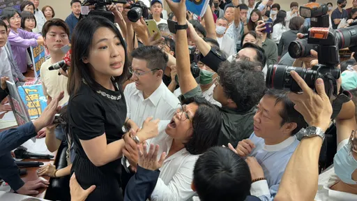 藍綠立委再爆衝突！民進黨立委搶占主席台阻止《選罷法》修法