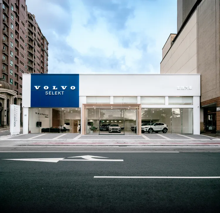 凱桃汽車VOLVO SELEKT展示中心臨近國道2號桃園交流道，擁有南來北往車流之地利之便。業者提供