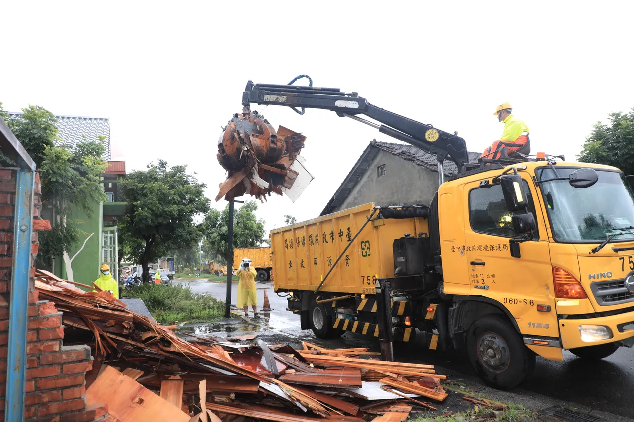 盧秀燕表示,台中可支援抓斗車等機具協助高雄清理家園。市府提供