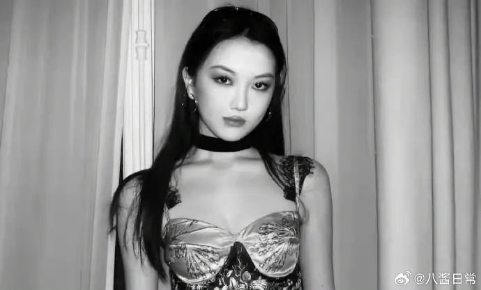 李嫣女大18變讓網友差點認不出。翻攝微博