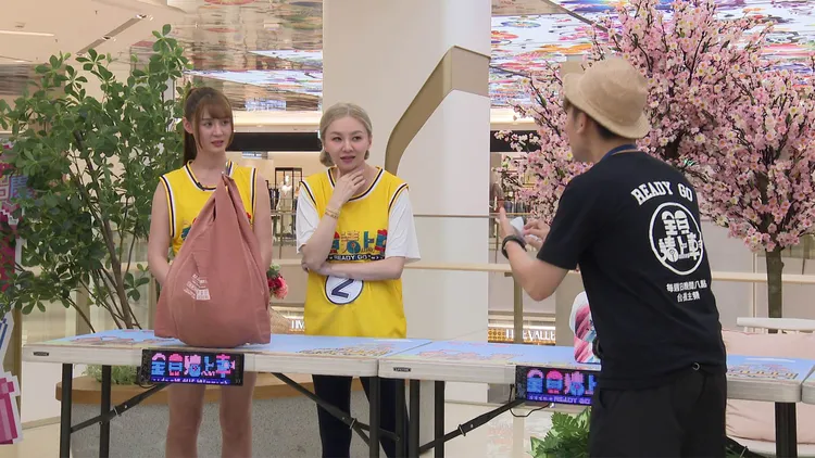 花花（右二）、短今挑戰估價遊戲卻很吃力，全怪給身高。台視提供