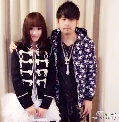 「山寨周杰倫」娶了「仿冒張韶涵」，是因為她特別喜歡周杰倫，倒追他成功。翻攝56影酷微博
