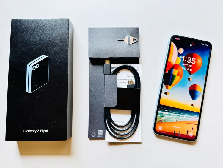盒裝僅提供Galaxy Z Flip6手機本體、Type C傳輸線與退卡針。趙筱文攝。