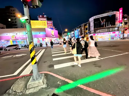 維護行人安全出新招!台中設「地板紅綠燈」 提升行穿道能見度