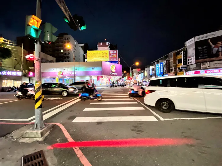 台中市政府交通局守護行人出新招，在北區學士路、健行路口建置投影式紅綠燈。市府提供