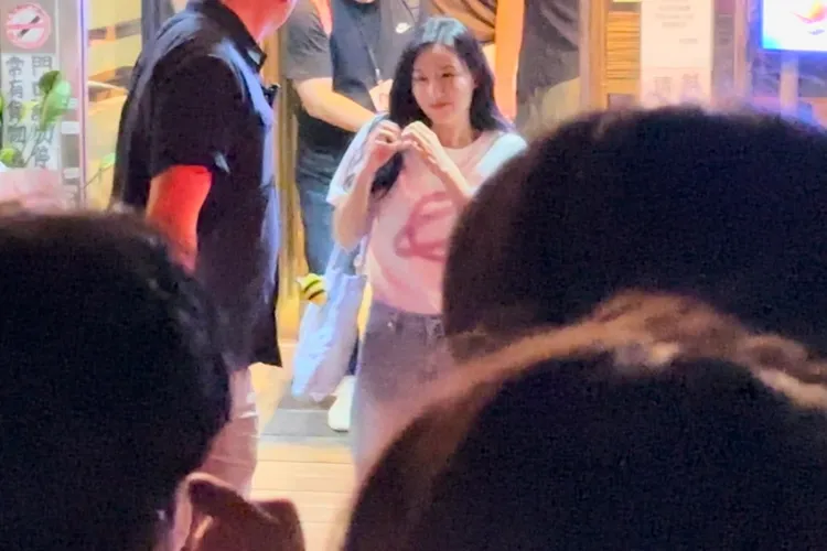 凌晨，金智媛慶功宴結束，送粉絲愛心連發。特勤中心攝